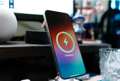 凤山苹果15换屏服务分享用什么充电器给iPhone15充电更好 